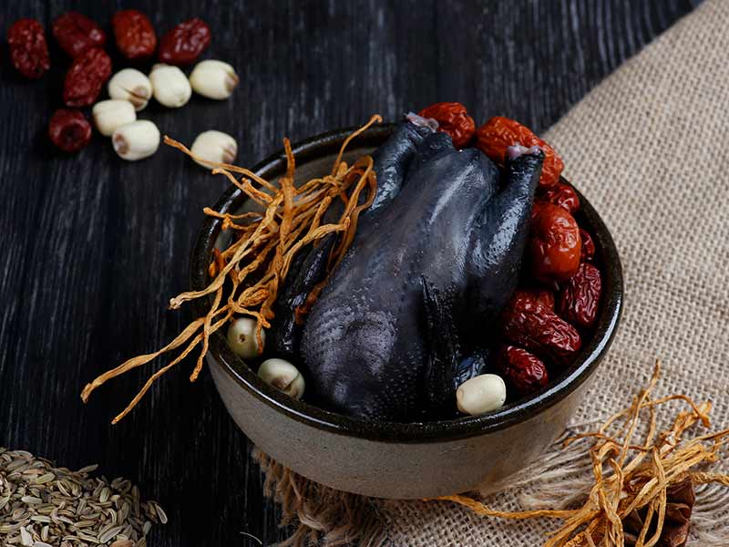 canh-ga-ac-ham-trung-thao Gà ác hầm đông trùng hạ thảo với táo đỏ