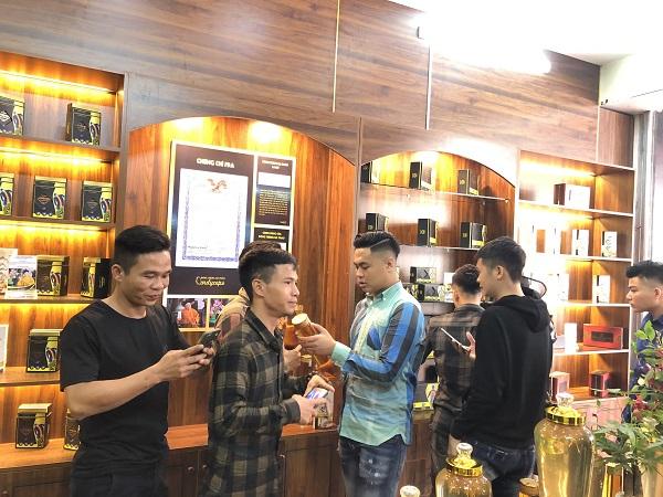 Khách mua sản phẩm tại showroom Đông trùng hạ thảo 115 Lê Lợi, Nghệ An