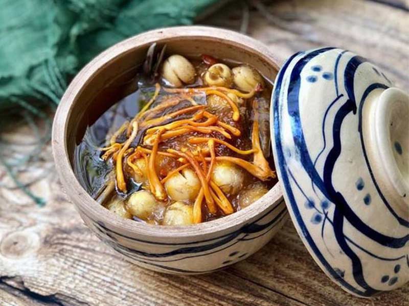 ga-ham-dong-trung-ha-thao-voi-hat-sen Gà hầm đông trùng hạ thảo với táo đỏ và hạt sen