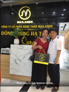 Khách hàng mua hàng tại Showroom Đông trùng hạ thảo Yên Bái