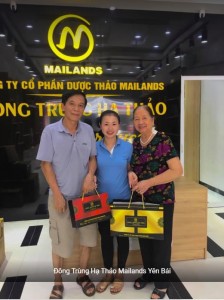 Khách hàng mua hàng tại Showroom Đông trùng hạ thảo Yên Bái